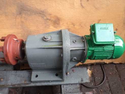 0.40 kw electric motor with gearbox.