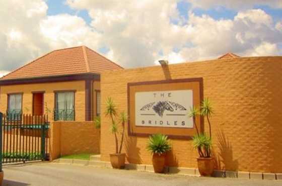 1 BACHELOR STUDIO AT BRIDLES IN SUNDOWNER-RANDBURG FOR SALE R430 000 NEG