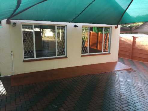 1 bedroom garden cottage in Malanshof Randburg with seperate entrance.