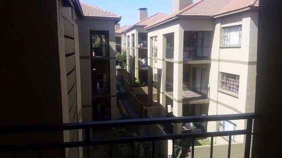 1 room to let in a 2 bed apartment at 21 sunset fourways