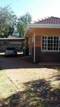 1 slaapkamer tuinwoonstel,badkamer,kombuissitarea.Privaat met eie erf. Florida Park.R3700