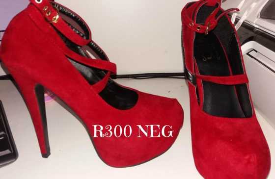 1 x Paar Ruby Red Velvet Stilettos