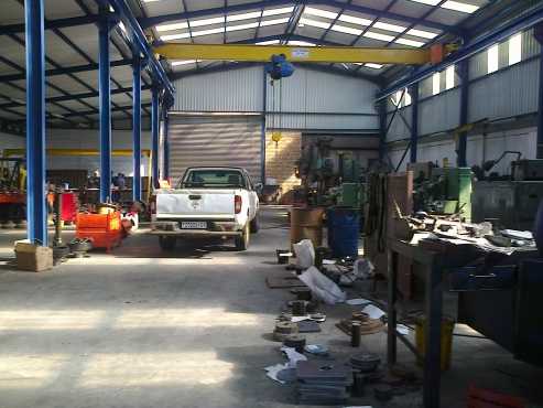 1000m2 factorywarehouse with crane to let in Knights, Germiston