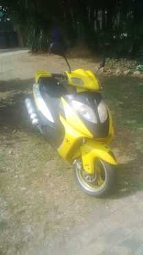 125cc jonway R3 met 2 helmets en 3 sleutels