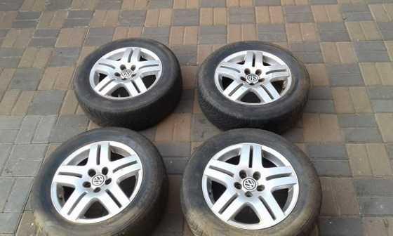 19565 R 15   4 rims met tyres