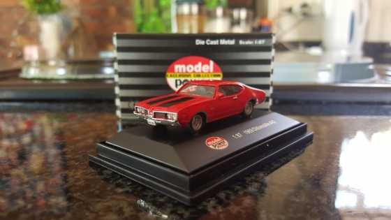 1969 OLDSMOBILE 442 RED  BLACK STRIPES 187 ( Die Cast Scale Models )