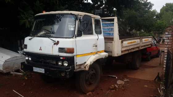 1984 Mitsubishi 7 ton truck