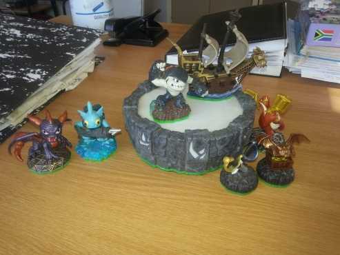 1st Portal Skylander playboard for a Wii, 7 games  7 figurines for R500.