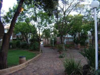 2 bedroom, 1 bathroom, 2 garage for rent Zwartkop