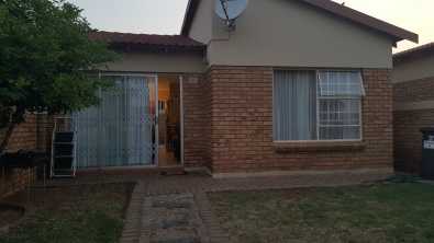 2 bedroom 2 bathroom 2 covered parkings garden