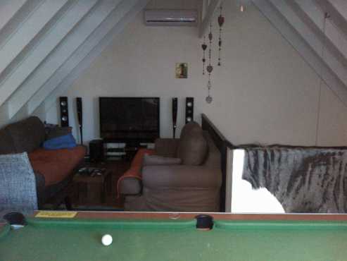 2 bedroom duplex, cottage style corner unit to rent