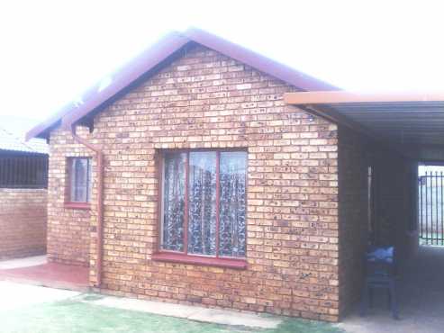 2 bedroom face-brick house in Mahube Valley ext 3