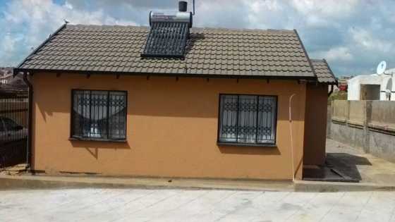 2 bedroom house for rental Olievenhoutbosch R5000 contact 0733174705