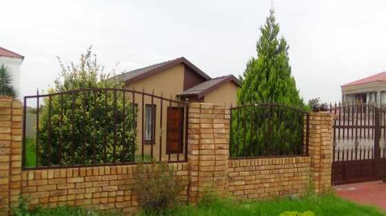 2 Bedroom House - Lotus Gardens - R590 000