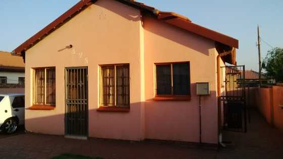 2 bedroom house tolet