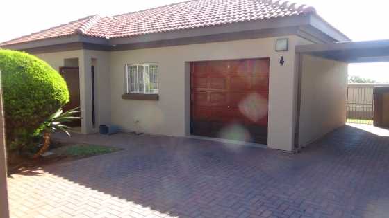 2 Bedroom Townhouse - Doornpoort 3 - R830 000