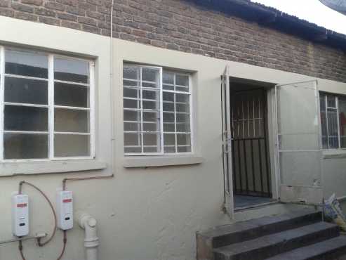 2 bedroom unit available immediately Luipaardsvlei