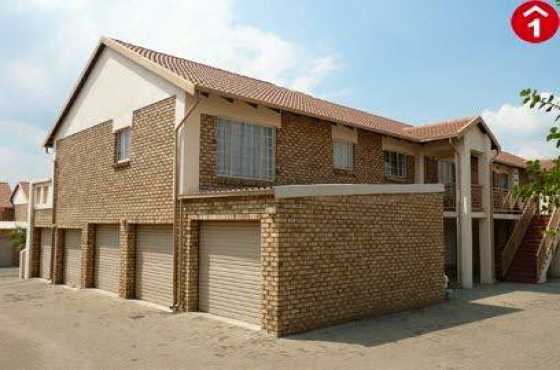 2 bedroom upstairs townhouse in amberfield centurion to rent