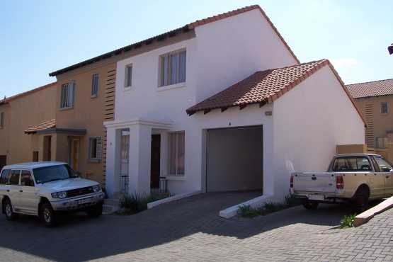 2 bedrooms, 1 full bathroom, guest toilet, duplex to rent in Midrand, Vorna Valley.