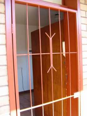 2 Bedrooms Parkwood Flat Vanderbijlpark