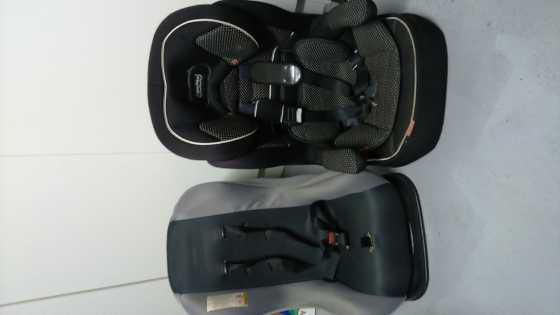 2 child car seats