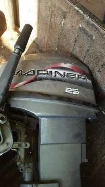 2 de handse Mariner 25 boot Engin