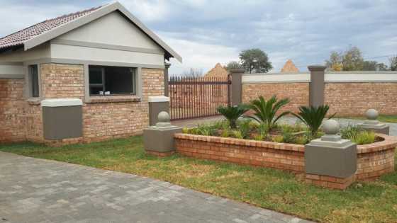 2 or 3 Bed Townhouse TO LET with DOUBLE GARAGE in MEYERTON