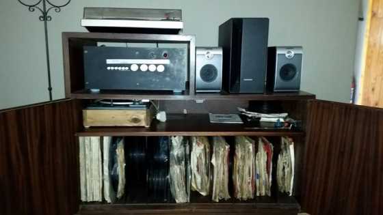 2 plate spelers. Kas. Baie plate. Amp. Speakers