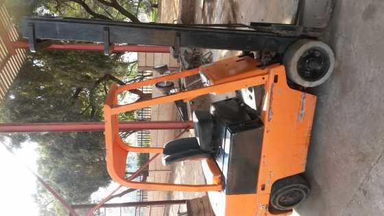 2 Tun Clark Forklift for sale