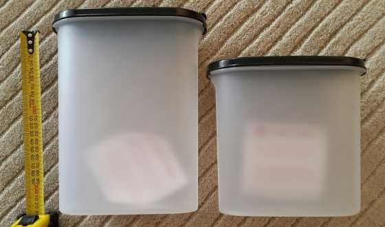 2 Tupperware containers