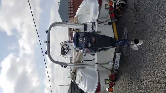 2 x Evenrude E-Tech 115Hp Outboard Motors On Centre Consol Indigo