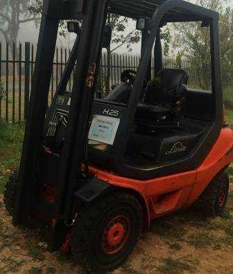 2 x Linde 2.5 ton forklifts for sale