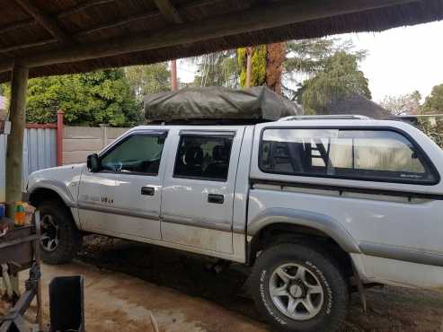 2000 Isuzu 400 V8 4x4 Double Cap