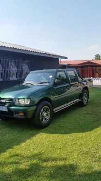 2001 Isuzu kb220le double cab bakkie for sale.
