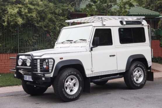 2001 Land Rover Defender SUV (includes rooftop tent)