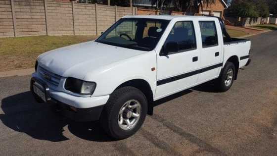 2001 white double cab KB series isuzu bakkie for sale