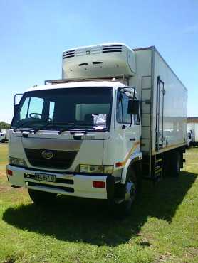 2005 NISSAN UD90 WITH A THERMOKING FRIDGE BODY