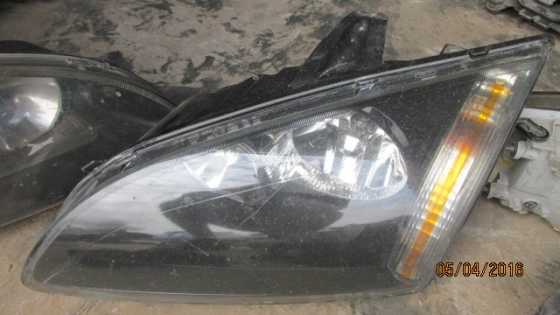 2006 Ford Focus left headlight