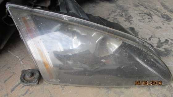 2006 Ford Focus right headlight