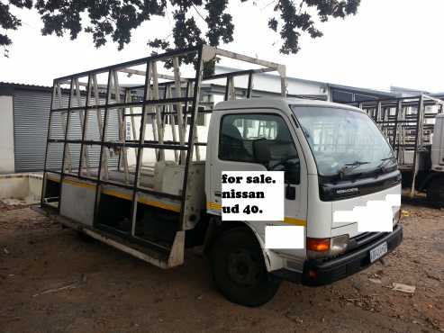 2007 NISSAN UD 40.  GLASS RACK.