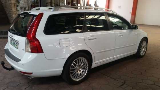 2007 Volvo V50, D5 AUTOMATIC for sale Excellent condition Mags, leather interior, radio, cd, air con