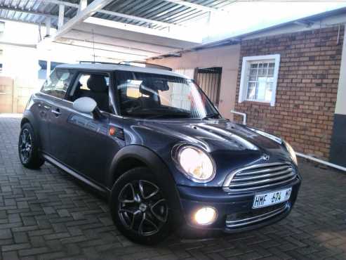 2010 cooper. panoramic roof, service record, finance available