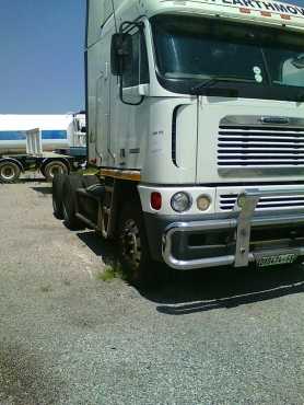 2010 FREIGHTLINER TRUCK FOR SALE..