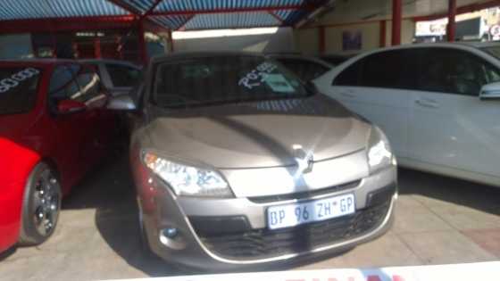 2011 Renault Megane 1.6 shake it with 64000km only for bargain.