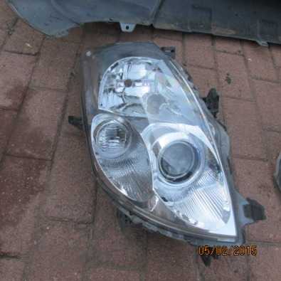 2011 Toyota Auris left headlight