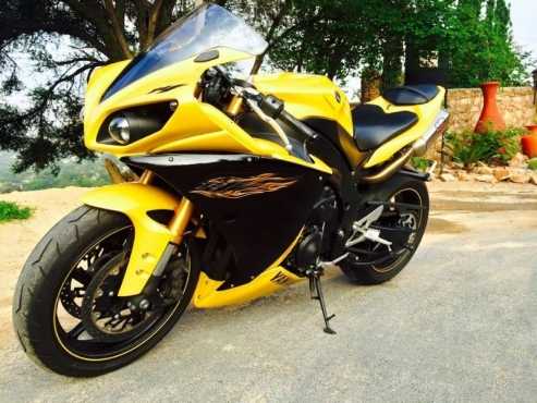 2011 Yamaha YZF-R1 mint condition