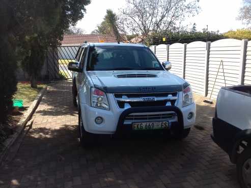 2012 Isuzu double cab, 300LX, Full house, leather seats, roll bar, nugg bar, rubberized, 180 600km o