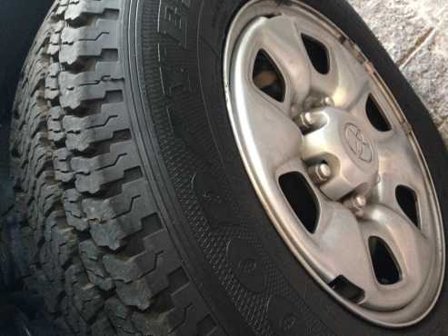 2013 Toyota Hilux rims standard alloys