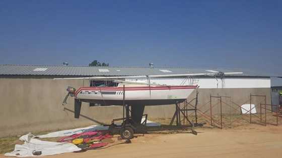 21 ft yacht with trailer and outboard motor