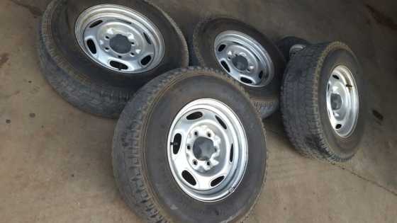 2158015 Ford Ranger Staal Rims en Bande x 4